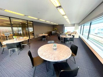 いいオフィス芝浦byヨコソーレインボータワー 多機能型コワーキングスペースの室内の写真