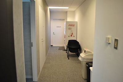 店舗内共用部には自動販売機とゴミ箱がございます。 - いいオフィス芝浦byヨコソーレインボータワー いいオフィス芝浦　1名用個室-フォンブースA-の設備の写真