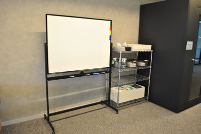 店舗共用部にはお貸出し備品棚がございます。
文具や清掃用品、除菌グッズなど設置しておりますので、ご自由にご活用ください。 - いいオフィス芝浦byヨコソーレインボータワー いいオフィス芝浦　1名用個室-フォンブースA-の設備の写真
