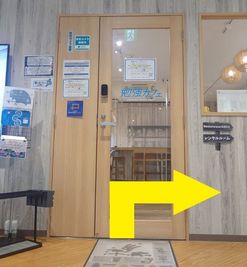 2階受付の右の白い扉の先へお進みください - 勉強カフェ小平スタジオ レンタルルームの入口の写真