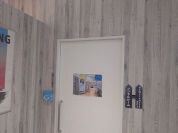 この引き戸を開けて先へお進みください - 勉強カフェ小平スタジオ レンタルルームの入口の写真