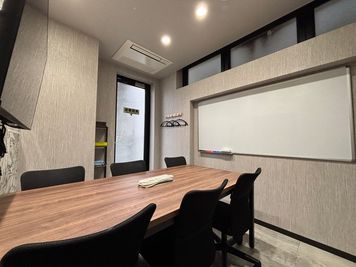 いいオフィス錦糸町 6名会議室（Room C）の室内の写真