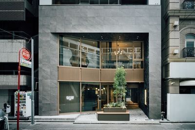 １階外部から直接入館できます。 - WAW神田 WAW神田　Meetingに最適なモニター付「6名様用会議室」の外観の写真