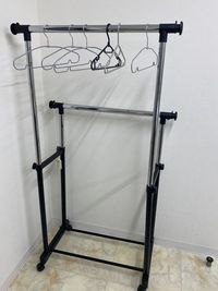 ハンガーラック - 新宿御苑駅チカ、設備充実の多目的レンタルスタジオUDN ★文房具無料＆コピー機完備★会議・作業・ボードゲームに最適！の設備の写真