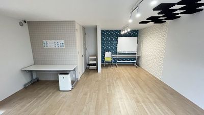 清潔感あふれる内装で、セミナーなどをする備品も一通り取り揃えております。（写真は鏡が貼られる前のものになります） - 豊橋市電沿いのレンタルスペース「シデンマエ」 豊橋市電・前畑電停から徒歩1分のレンタルスタジオ「シデンマエ」の室内の写真