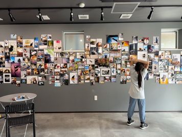 事例：写真展・個展 - T&Space ilmi (イルミ)の室内の写真