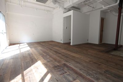 SPACE03 総床面積54㎡ ｜ 天井高3m ｜ 1F
トイレ、フィッティングルーム、キッチン、冷蔵庫あり ｜ コンクリート壁 - HALO HALO (ハロ)　SPACE03の室内の写真