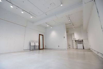 SPACE06 総床面積30㎡ ｜ 天井高2.665m ｜ 2F
トイレ、シンク、冷蔵庫、フィッティング（倉庫）あり ｜ 白壁、モルタル床 - HALO HALO (ハロ)　SPACE06の室内の写真