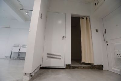 SPACE06 総床面積30㎡ ｜ 天井高2.665m ｜ 2F
トイレ、シンク、冷蔵庫、フィッティング（倉庫）あり ｜ 白壁、モルタル床 - HALO HALO (ハロ)　SPACE06の室内の写真