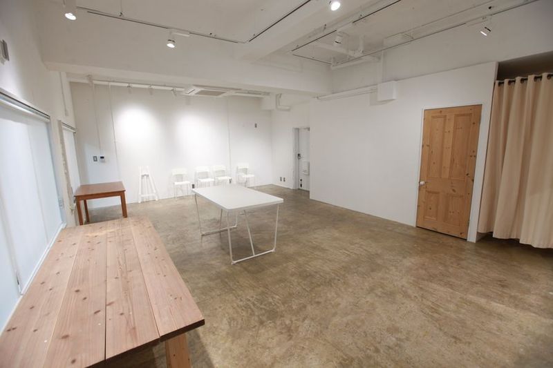 SPACE04 総床面積41.2㎡ ｜ 天井高3.18m ｜ 1F
トイレ、フィッティングルーム、キッチン、冷蔵庫あり - HALO HALO (ハロ)　SPACE04の室内の写真