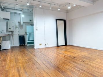 SPACE07 総床面積30㎡ ｜ 天井高2.665m ｜ 2F
トイレ、シンク、冷蔵庫、フィッティング（倉庫）あり ｜ 白壁、モルタル床 - HALO HALO (ハロ)　SPACE07の室内の写真