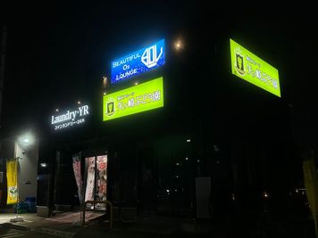 gあ真っ黒の建物外観になります。日中は太陽の光で光っており、夜は看板が光っております。 - YAGASAKI　GRAPE　FRONT内、銀色のBOL１階玄関 BOL　Beautiful O2　Loungeの外観の写真