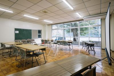 旧網代小学校の保健室だった教室を利用した研修ルーム - AJIRO MUSUBI