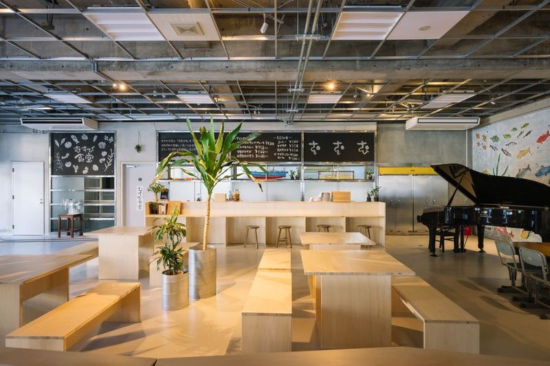 元校長室の会議・交流スペース - AJIRO MUSUBI