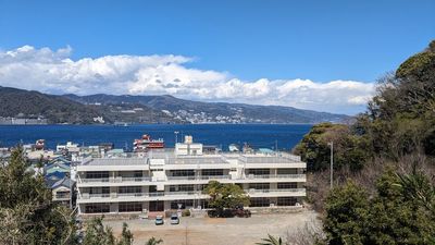 旧小学校を利活用した施設 - AJIRO MUSUBI 元校長室の会議・交流スペースの外観の写真
