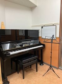 アップライトピアノもご利用頂けます。 - 入野センター 管楽器・弦楽器練習部屋　M2教室の設備の写真
