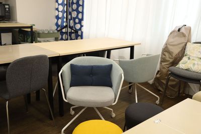 ミーティングに適した椅子もあります。 - 貸し会議室・イベントスペース【ノーフォーク宇都宮】 貸切イベントスペースの設備の写真