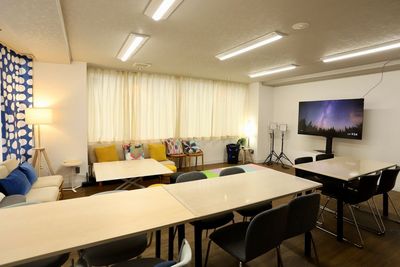 65インチの大きなテレビがあり、スポーツ観戦も楽しめます。パソコンのモニターとしても使用可能です。 - 貸し会議室・イベントスペース【ノーフォーク宇都宮】 貸切イベントスペースの室内の写真