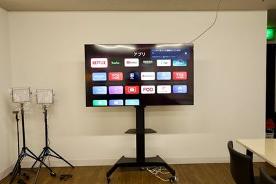 TVはネットに接続して、映画などを見ることができます。DVDプレイヤーはございませんので、必要な場合はお持ちください。 - 貸し会議室・イベントスペース【ノーフォーク宇都宮】 貸切イベントスペースの設備の写真