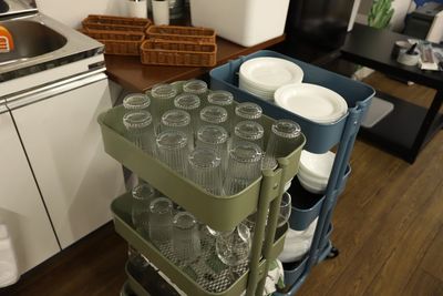 グラス、ワイングラス、お皿、カトラリーなど一通りの食器が揃っています。 - 貸し会議室・イベントスペース【ノーフォーク宇都宮】 貸切イベントスペースの室内の写真