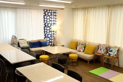 ソファー席があります。こちらのテーブルは高さ調整ができるので、食事やボードゲームどちらでも使いやすいです。 - 貸し会議室・イベントスペース【ノーフォーク宇都宮】 貸切イベントスペースの設備の写真