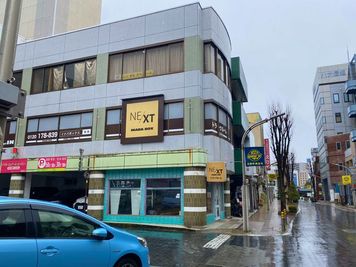 日野町通り沿いの「ケヅカMRビル」の3Fになります。1Fの店舗とは別のオリオン通りを背にして左手側の入り口から入ります。 - 貸し会議室・イベントスペース【ノーフォーク宇都宮】 貸切イベントスペースの外観の写真