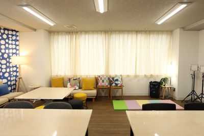 西側の窓はイエローのレースカーテンです。夕方はオリオン通り方面に夕陽が見えます。 - 貸し会議室・イベントスペース【ノーフォーク宇都宮】 貸切イベントスペースの室内の写真