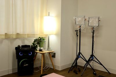 ワイヤレスマイク2本が使えるスピーカー、ビデオライトもございます。 - 貸し会議室・イベントスペース【ノーフォーク宇都宮】 貸切イベントスペースの設備の写真