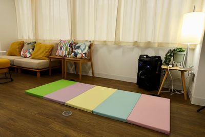 広げて子供が遊べるマット（190×80×3cm）が2枚あります。 - 貸し会議室・イベントスペース【ノーフォーク宇都宮】 貸切イベントスペースの設備の写真