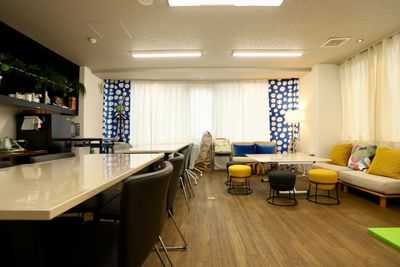 テレビの横のスペースに余裕があり、プレゼンテーションなど様々な用途で使いやすいです。 - 貸し会議室・イベントスペース【ノーフォーク宇都宮】 貸切イベントスペースの室内の写真