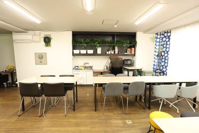 小さなキッチン設備があります。冷蔵庫、電子レンジが使えます。コンロはございませんので、ご注意ください。水道は水のみで、お湯は出ません。 - 貸し会議室・イベントスペース【ノーフォーク宇都宮】 貸切イベントスペースの設備の写真