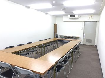 共栄実業(株)　三栄ビル 第2会議室(最大24名可)の室内の写真