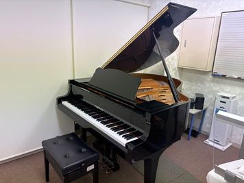 YAMAHA グランドピアノ C1L - 高陽センター ピアノ・エレクトーン練習室 Mの設備の写真