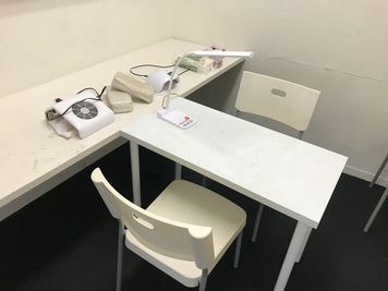 施術台の他に、大きなデスクもあるので、ネイルしてる間に、他の人がデスクワークする事も可能！ - 貴方の店グループ １時間５００円ネイル何と最大７名まで着席可能！の室内の写真