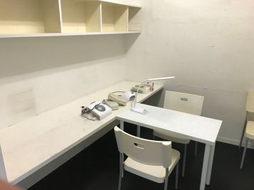 棚も沢山あるので、色々飾ってちょっとした自分空間を作るのはいかが♪ - 貴方の店グループ １時間５００円ネイル何と最大７名まで着席可能！の室内の写真