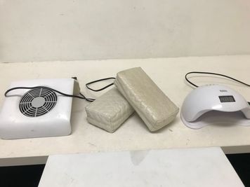 ジェルネイル用ライト、集塵機、アームレスト、その他キッチンペーパーやコットン、アルミホイル等の消耗品も全て貸し出し無料！ - 貴方の店グループ １時間５００円ネイル何と最大７名まで着席可能！の室内の写真