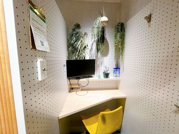 【半個室（ロールカーテン）】ブースNo.２ - いいオフィス津田沼 by MACHI DESK