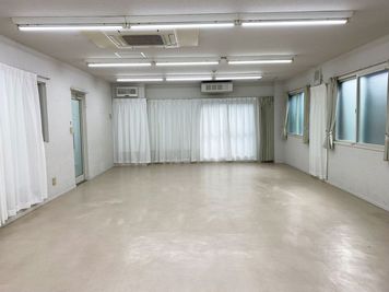 カーテンを閉めると会議室：カーテンを開けるとダンス、武道にご利用できます - 三島カルチャー貸会議室・貸会議室
