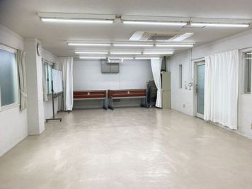 C室：2階：35畳：机10台：椅子20脚：ﾎﾜｲﾄボード：ｴｱｺﾝ：ﾛｽﾅｲ（外部空気と屋内空気を交換する換気扇）：ｻｰｷｭﾚｰﾀは無料です - 三島カルチャー貸会議室・貸会議室 C室：２階35畳：会議、セミナー、ダンス、武道にご利用の室内の写真