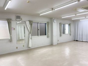 鏡が見える写真 - 三島カルチャー貸会議室・貸会議室 C室：２階35畳：会議、セミナー、ダンス、武道にご利用の室内の写真