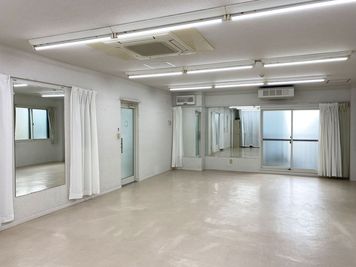 鏡が見える写真 - 三島カルチャー貸会議室・貸会議室 C室：２階35畳：会議、セミナー、ダンス、武道にご利用の室内の写真