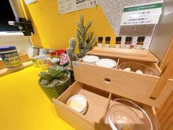 いいオフィス津田沼 by MACHI DESK 【半個室（ロールカーテン）】ブースNo.１０の設備の写真