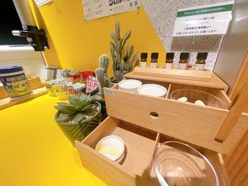 いいオフィス津田沼 by MACHI DESK 【半個室（ロールカーテン）】ブースNo.１２の設備の写真
