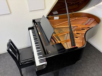 グランドピアノ　YAMAHA　C3L - 高陽センター ピアノ練習室 S3の室内の写真