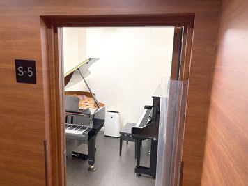 S5教室の入口です。 - 高陽センター ピアノ練習室 S5の入口の写真