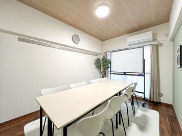 貸し会議室ユニエル三島 【三島駅徒歩4分】綺麗な完全個室！備品全て無料！貸し会議室三島Bの室内の写真