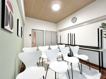 貸し会議室ユニエル三島 【三島駅徒歩4分】綺麗な完全個室！備品全て無料！貸し会議室三島Bの室内の写真