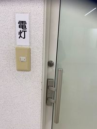 C室：2階：35畳：机10台：椅子20脚：ﾎﾜｲﾄボード：ｴｱｺﾝ：ﾛｽﾅｲ（外部空気と屋内空気を交換する換気扇）：ｻｰｷｭﾚｰﾀは無料です - 三島カルチャー貸会議室・貸会議室 C室：２階35畳：会議、セミナー、ダンス、武道にご利用の室内の写真