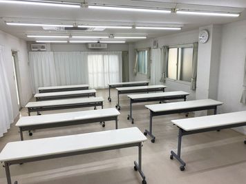 C室：2階：35畳：机10台：椅子20脚：ﾎﾜｲﾄボード：ｴｱｺﾝ：ﾛｽﾅｲ（外部空気と屋内空気を交換する換気扇）：ｻｰｷｭﾚｰﾀは無料です - 三島カルチャー貸会議室・貸会議室 C室：２階35畳：会議、セミナー、ダンス、武道にご利用の室内の写真