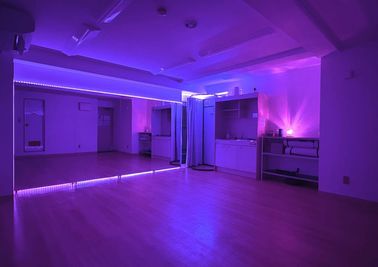 スタジオ内。LEDライト：紫 - レンタルスタジオ Mirror Box 黄金町の室内の写真